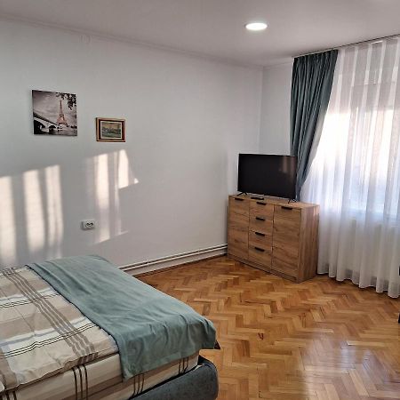 אורדאה Black Eagle Central Unirii Square, 2 King Size Bedrooms, Free Private Parking מראה חיצוני תמונה