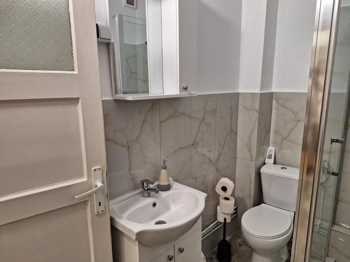 אורדאה Black Eagle Central Unirii Square, 2 King Size Bedrooms, Free Private Parking מראה חיצוני תמונה