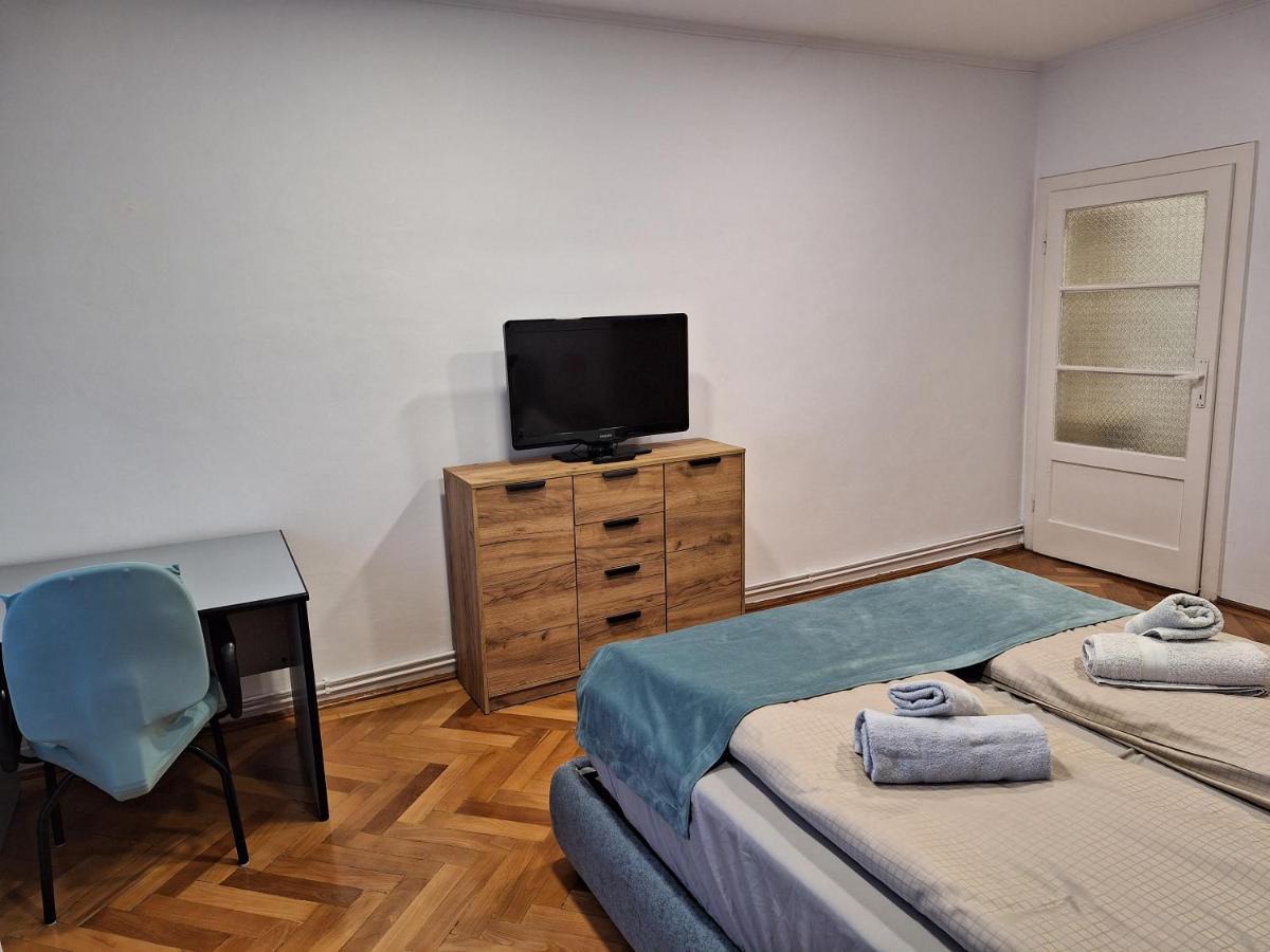 אורדאה Black Eagle Central Unirii Square, 2 King Size Bedrooms, Free Private Parking מראה חיצוני תמונה