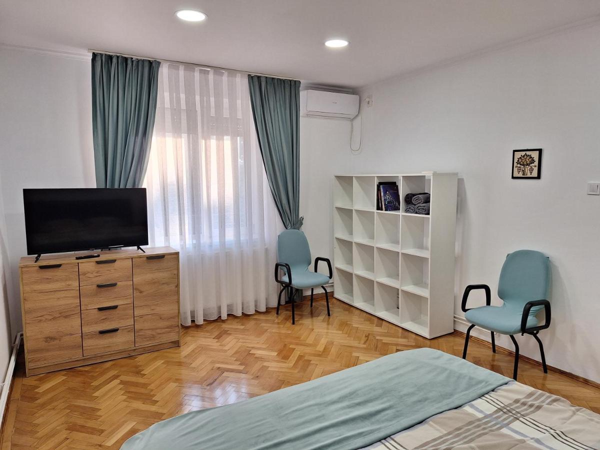 אורדאה Black Eagle Central Unirii Square, 2 King Size Bedrooms, Free Private Parking מראה חיצוני תמונה